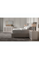 Table de chevet 3 tiroirs en bois blanc et taupe | Caracole Clarity | Meubleluxe.fr