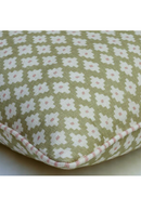 Coussin carré géométrique vert fenouil | Andrew Martin Maze | Meubleluxe.fr