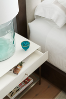 Table d'appoint en bois blanc | Caracole Tiny Tot | Meubleluxe.fr