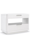 Table de chevet en bois blanc sculpté | Caracole In Touch | Meubleluxe.fr