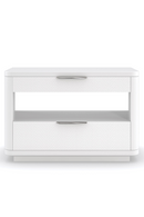 Table de chevet en bois blanc sculpté | Caracole In Touch | Meubleluxe.fr
