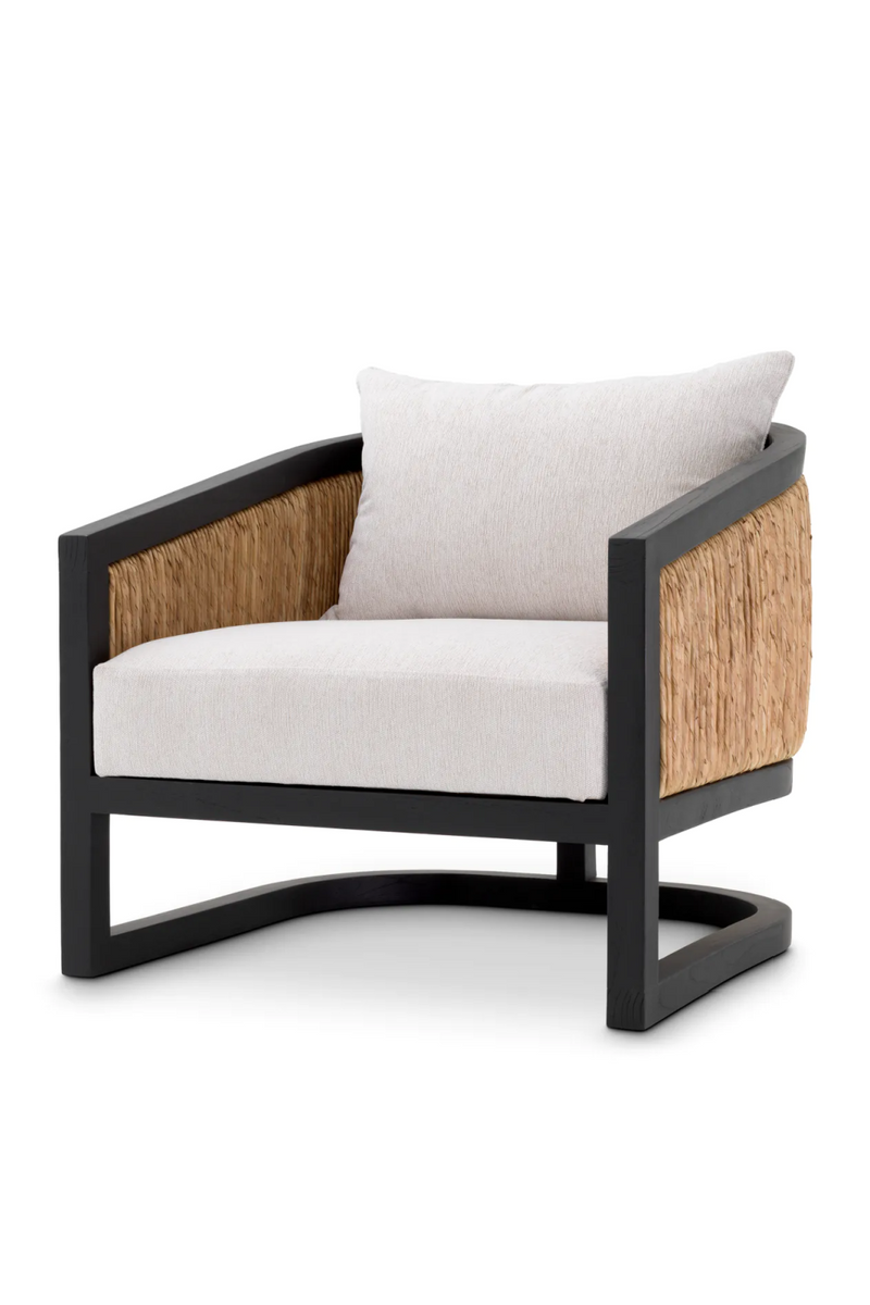 Fauteuil crème en bois noir et rotin | Eichholtz Aruba | Meubleluxe.fr