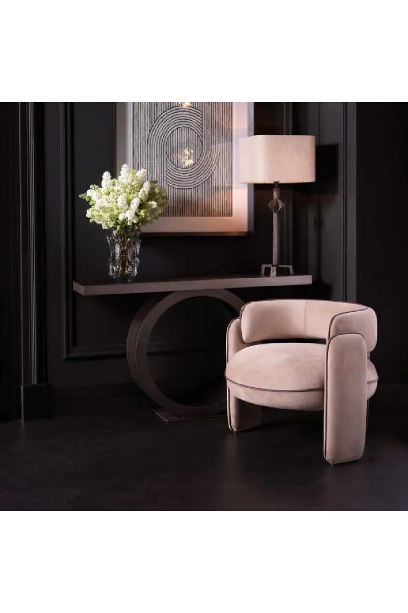 Fauteuil en velours taupe | Eichholtz Chaplin | Meubleluxe.fr