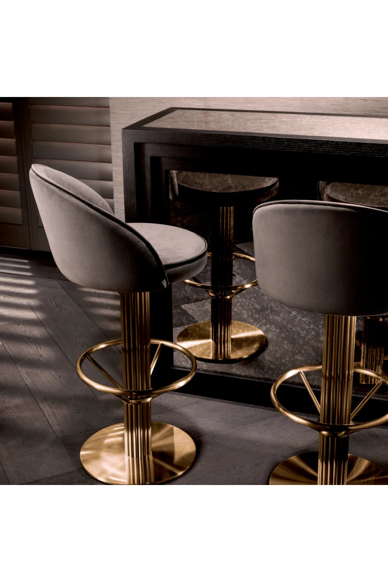 Tabouret de bar en velours gris foncé et laiton brossé | Eichholtz Dorland | Meubleluxe.fr