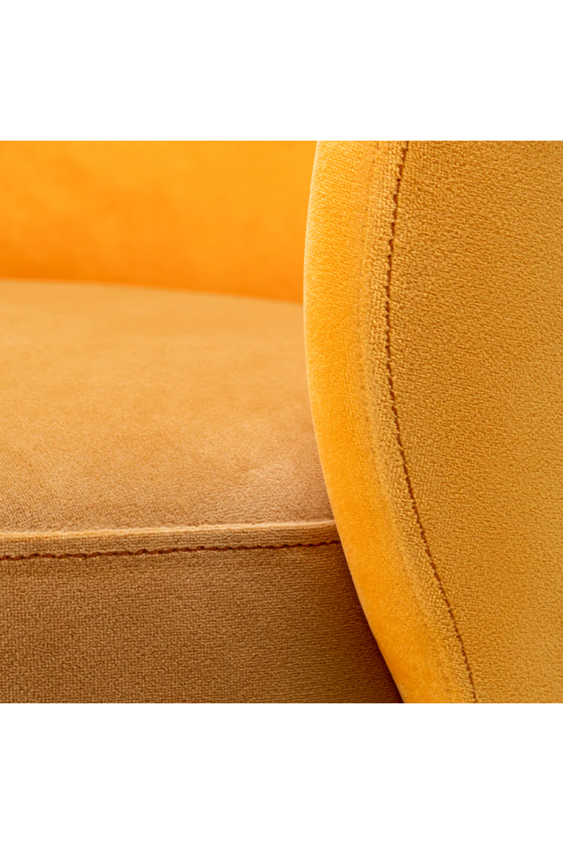 Chaise basse pivotante en velours jaune Roche | Eichholtz Greer | Meubleluxe.fr