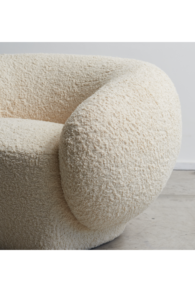 Fauteuil bouclé crème | Andrew Martin Karma | Meubleluxe.fr