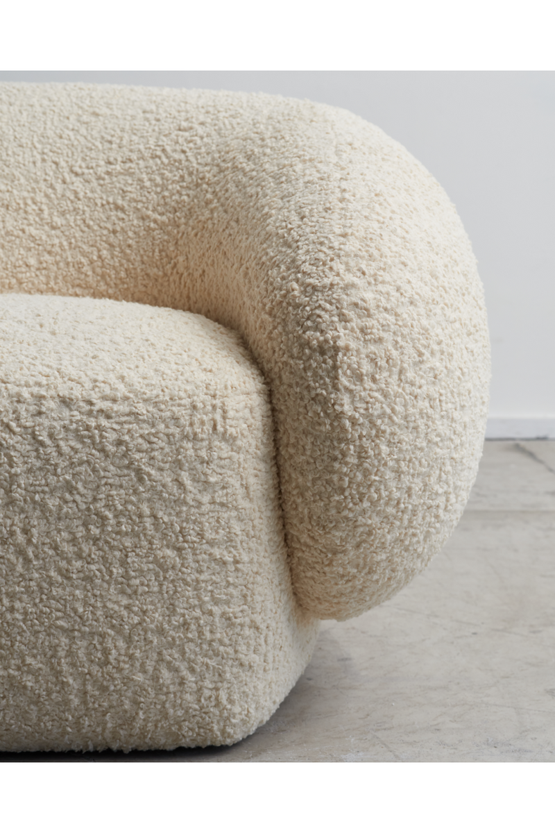 Fauteuil bouclé crème | Andrew Martin Karma | Meubleluxe.fr