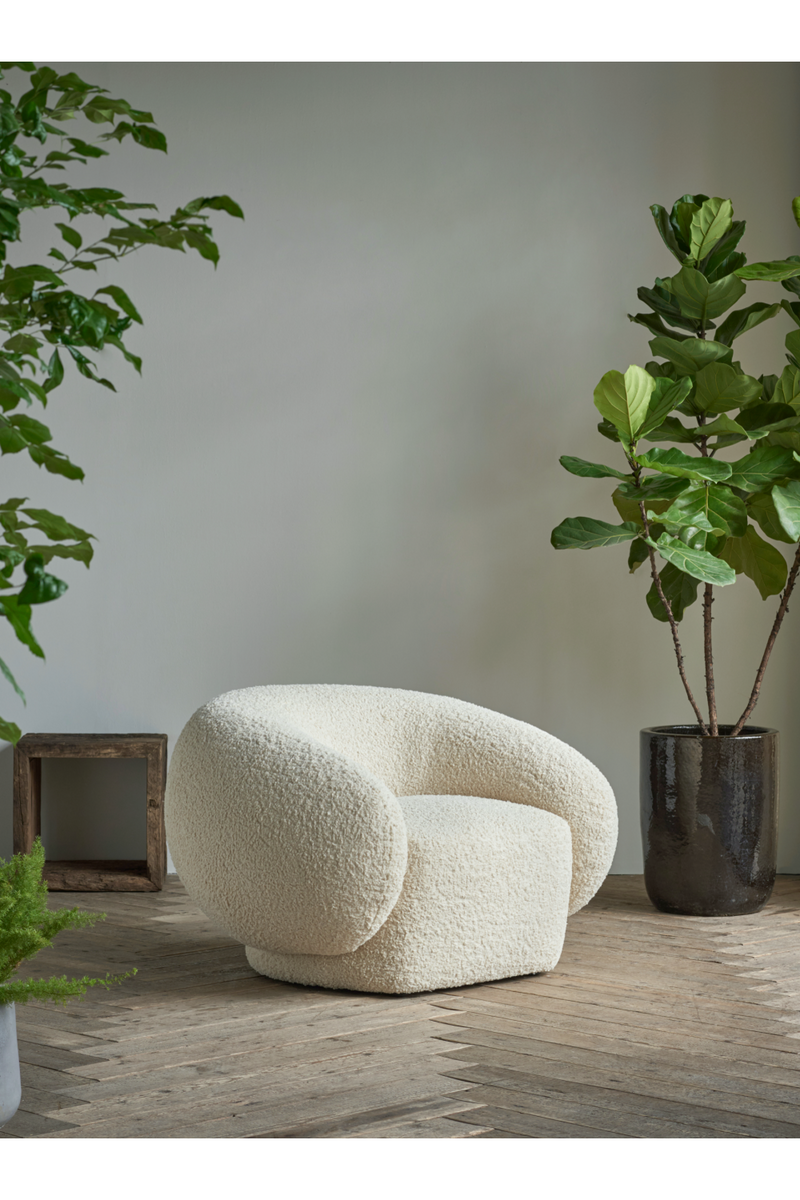 Fauteuil bouclé crème | Andrew Martin Karma | Meubleluxe.fr