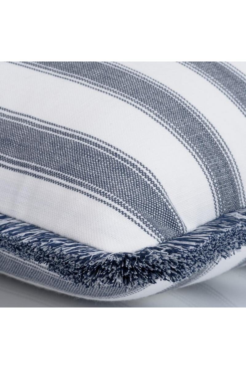 Coussin d'extérieur à rayures bordé de bleu marine | Andrew Martin Tote | OROA.fr