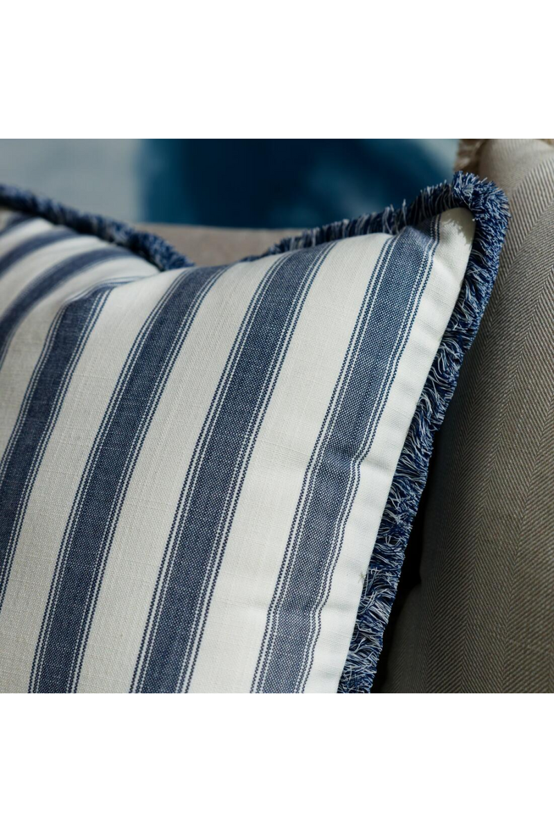 Coussin d'extérieur à rayures bordé de bleu marine | Andrew Martin Tote | OROA.fr