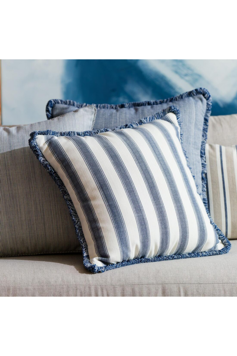 Coussin d'extérieur à rayures bordé de bleu marine | Andrew Martin Tote | OROA.fr