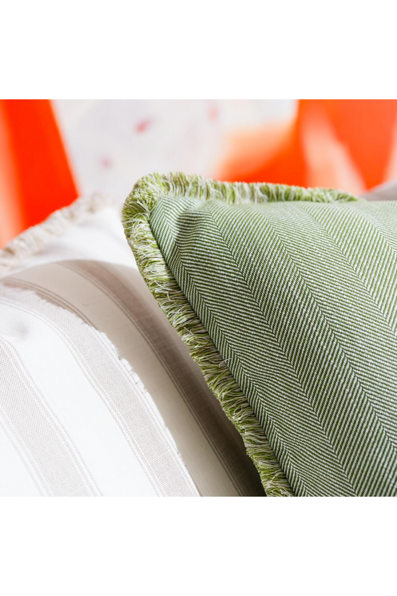 Coussin d'extérieur en tissu à chevrons vert | Andrew Martin Riviera | OROA.fr