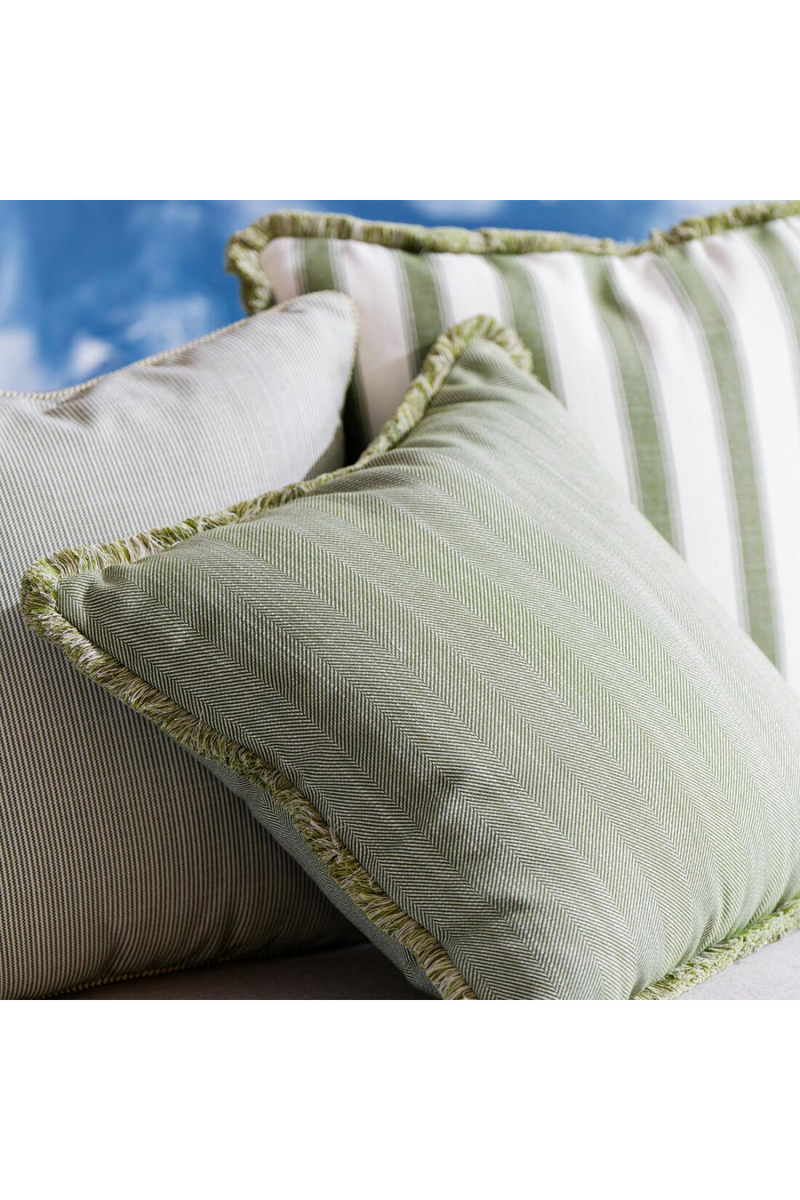 Coussin d'extérieur en tissu à chevrons vert | Andrew Martin Riviera | OROA.fr