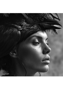 Œuvre D’ Art en Plexiglas Femme à Coiffe de Corbeau | Andrew Martin Inspired | OROA.fr