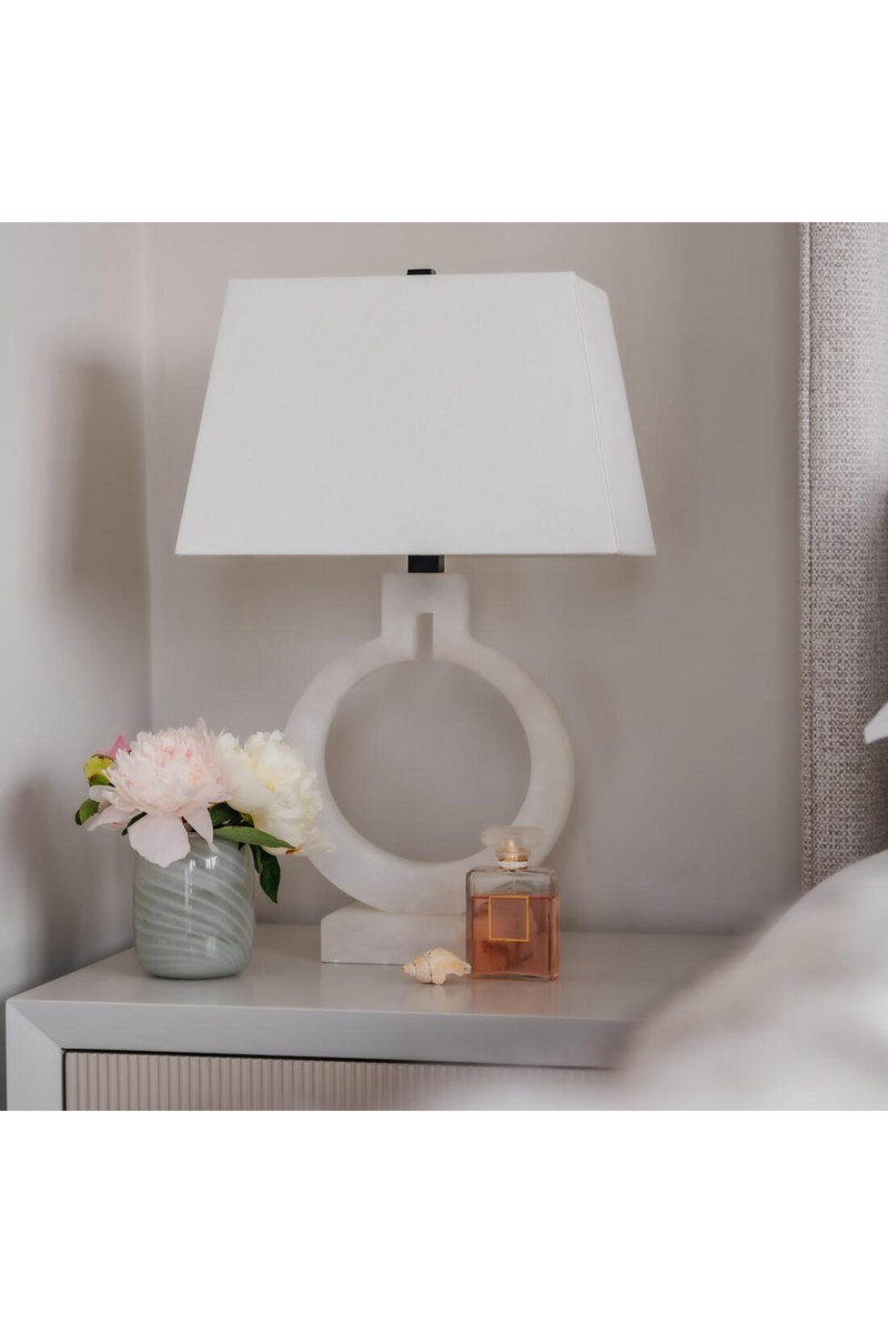 Lampe de Table à Anneau en Albâtre | Andrew Martin Ring Form | OROA.fr