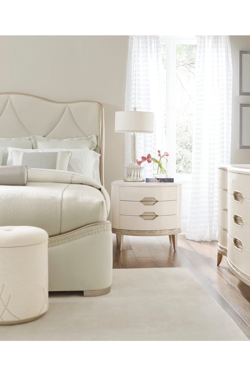 Lit Queen capitonné en velours crème | Caracole Adela | OROA.fr