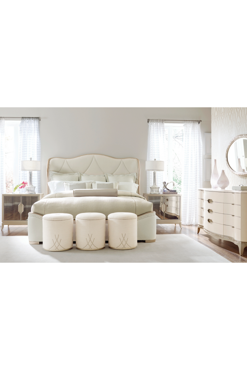 Lit Queen capitonné en velours crème | Caracole Adela | OROA.fr