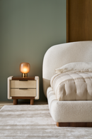 Table de nuit avec panneau en suédine | Caracole Botero | OROA.fr