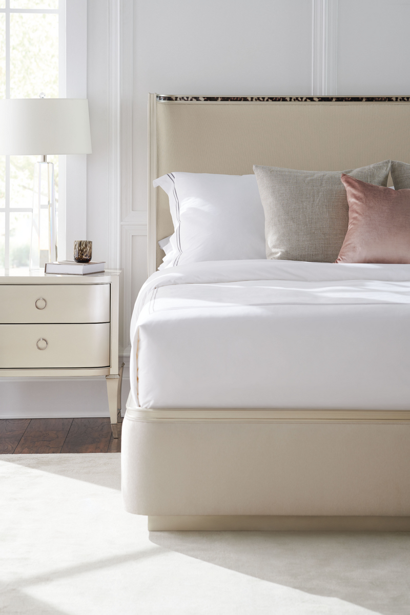 Lit California King capitonné en tissu crème | Caracole Dream Big | OROA.fr