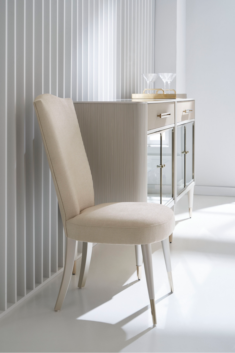 Chaise de salle à manger blanche à dossier en chameau | Caracole Cherub