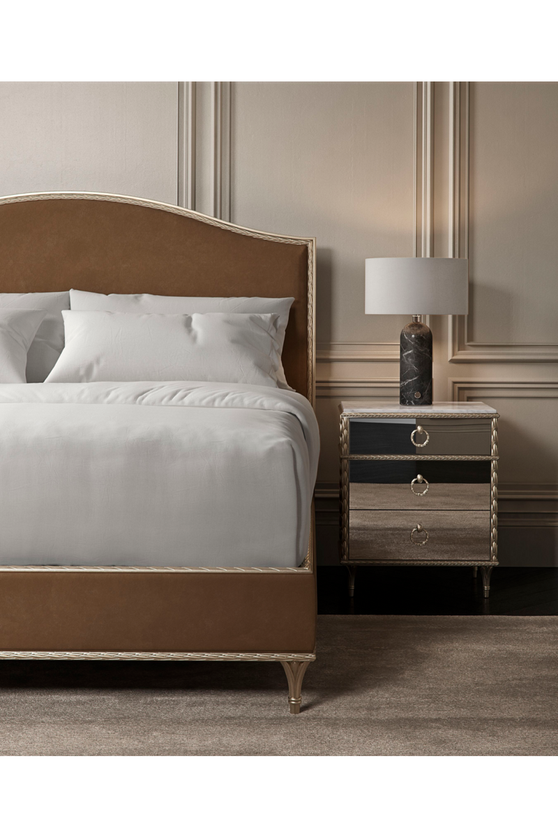 Lit plateforme queen-size a dossier camelback | Caracole Fontainebleau | OROA.fr