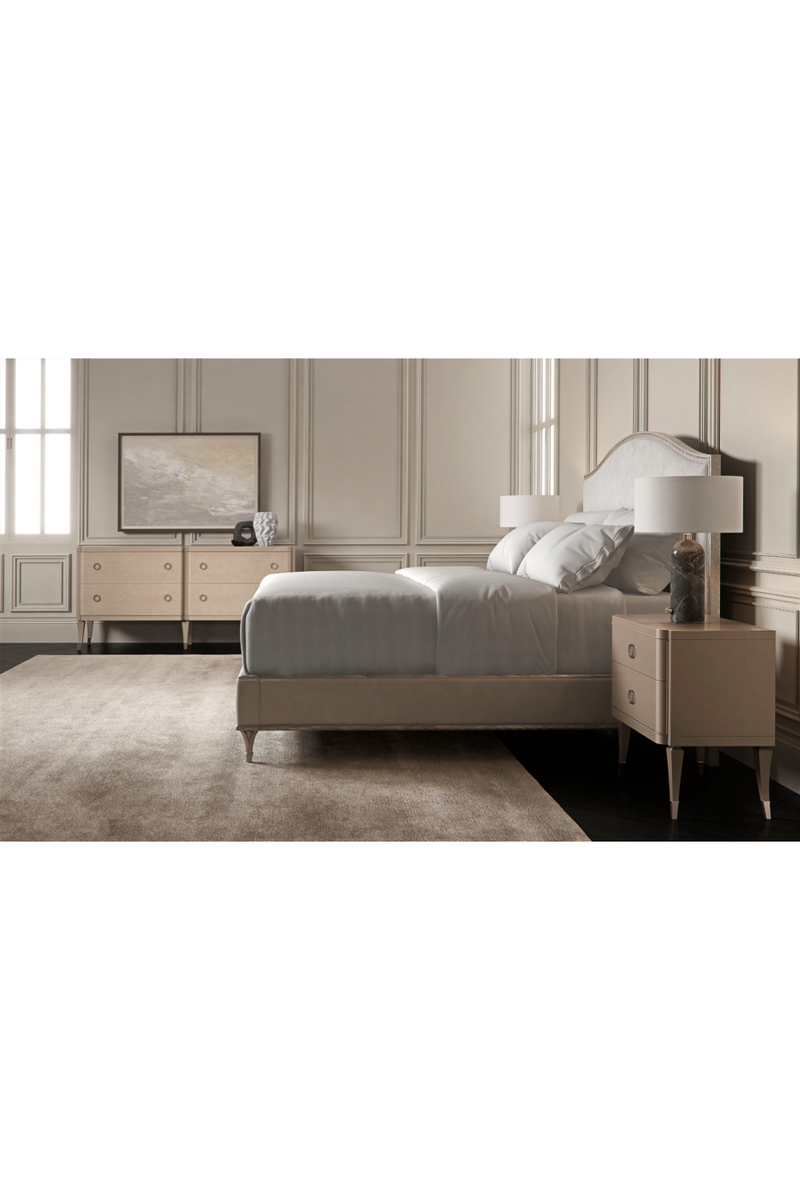 Lit plateforme queen-size a dossier camelback | Caracole Fontainebleau | OROA.fr