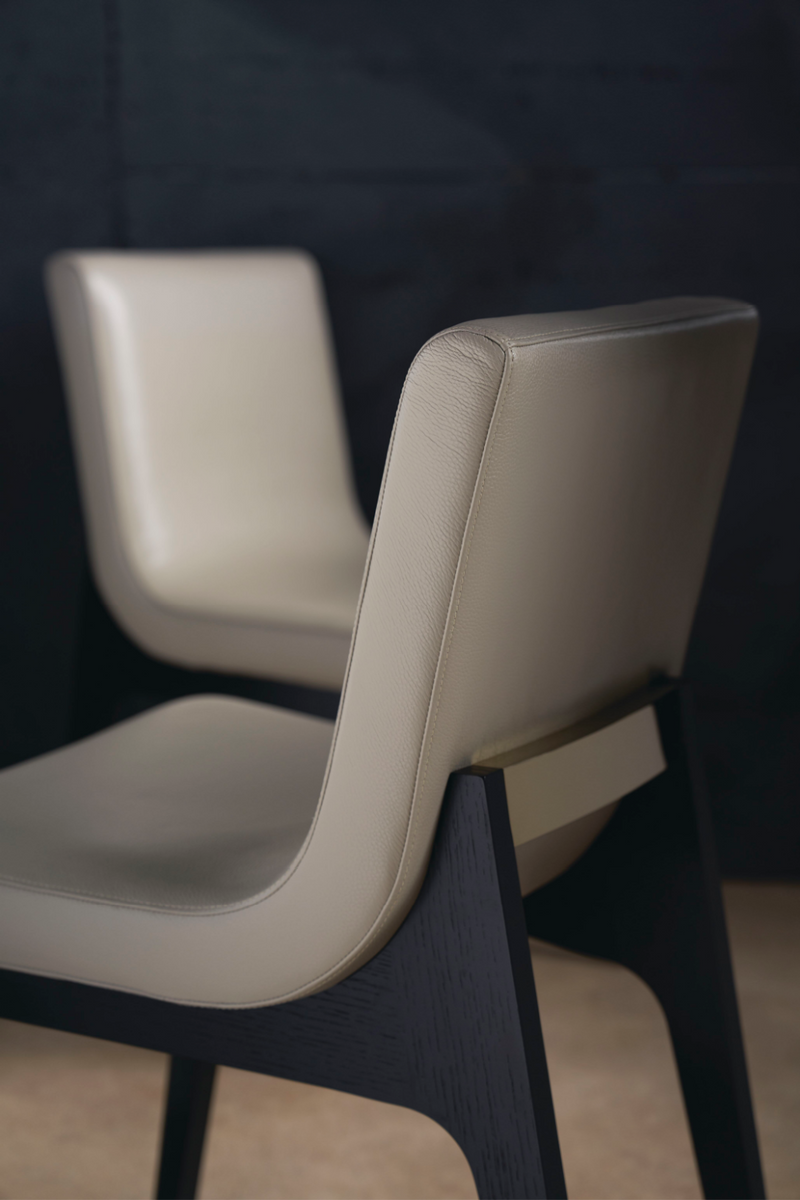 Chaise de salle à manger en cuir taupe | Caracole Starr | Oroa.fr