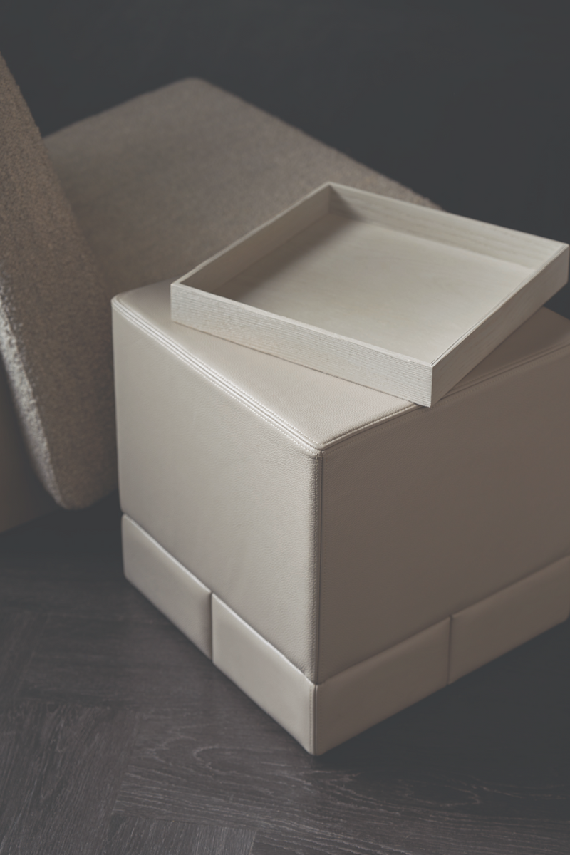 Table d’appoint en cuir taupe | Caracole Bindi | OROA.fr