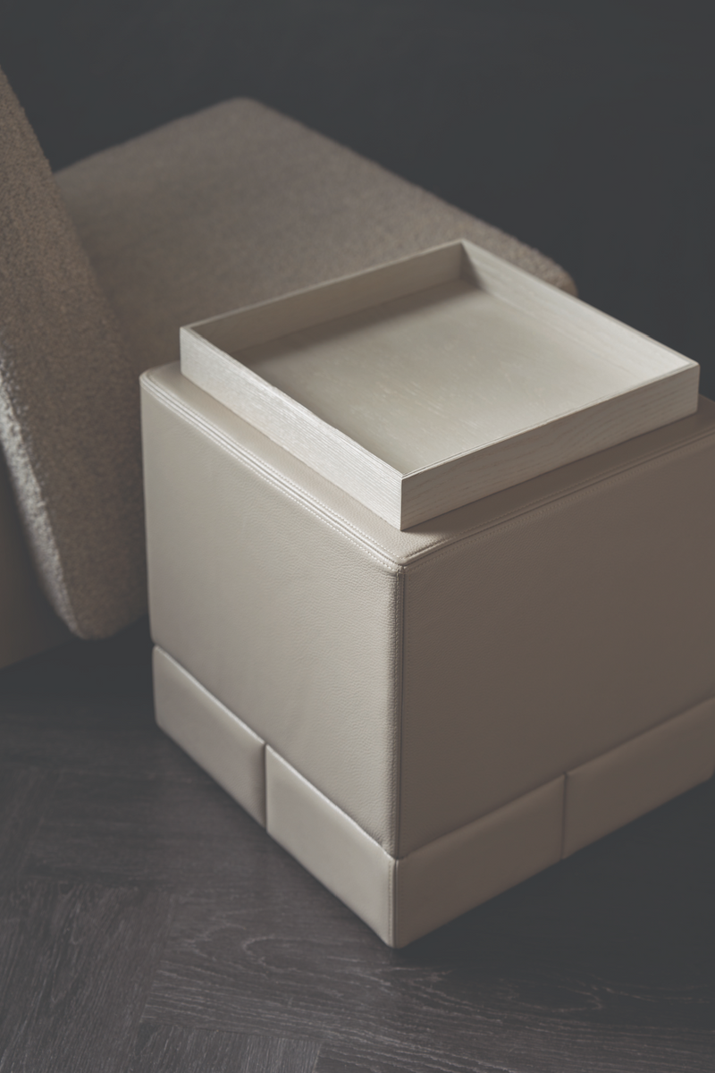 Table d’appoint en cuir taupe | Caracole Bindi | OROA.fr