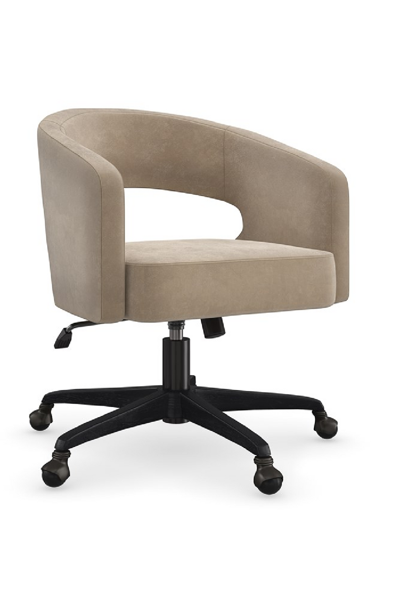 Chaise pivotante en suède à dossier ouvert | Caracole Blythe | OROA.fr