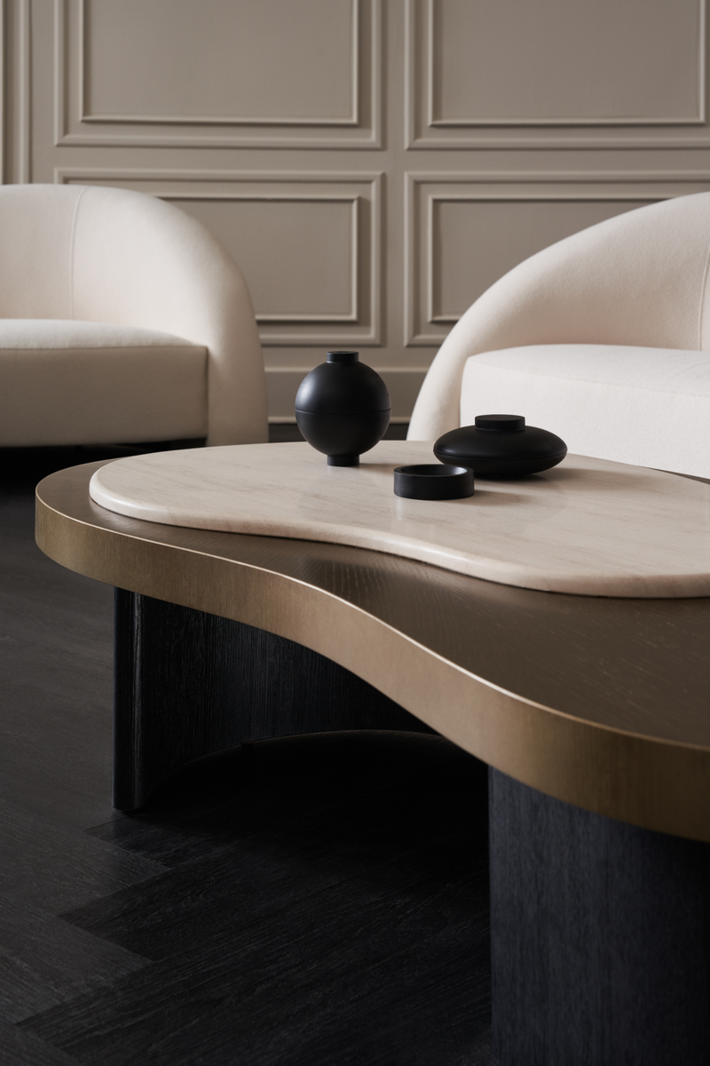 Table basse incurvée en laiton et travertin | Caracole Contrast | Meubleluxe.fr