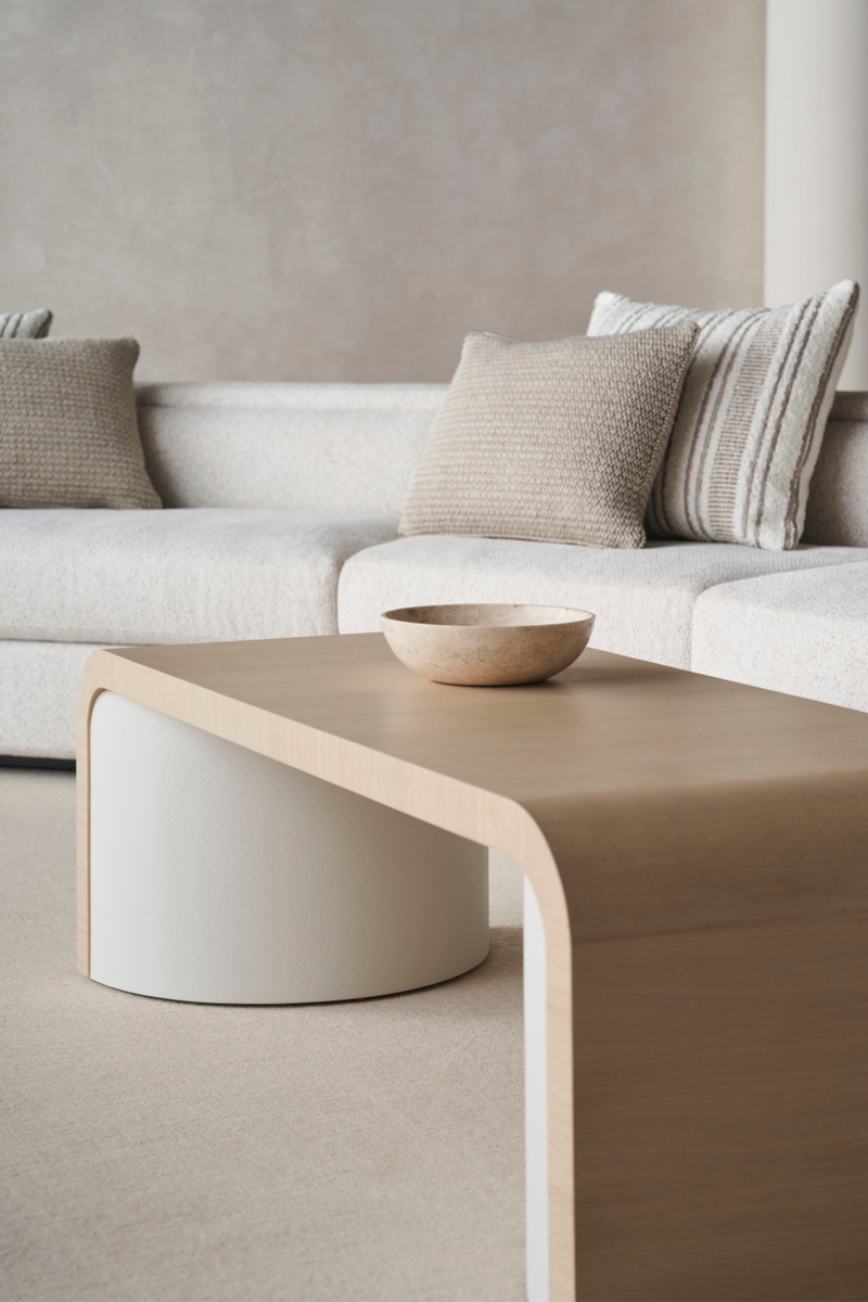 Table basse incurvée en bois de chêne clair | Caracole Movement | Meubleluxe.fr