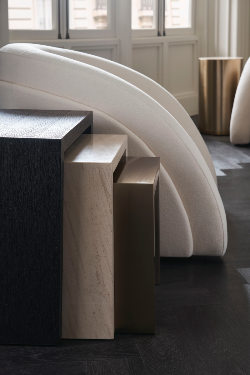 Table d'appoint gigogne en laiton, bois et travertin | Caracole Contrast | Meubleluxe.fr