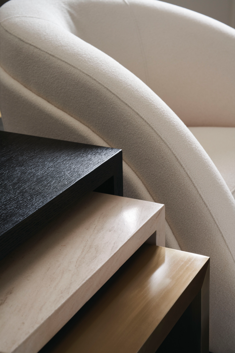 Table d'appoint gigogne en laiton, bois et travertin | Caracole Contrast | Meubleluxe.fr