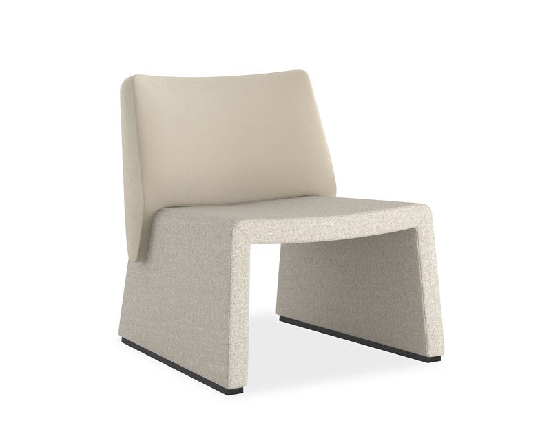 Chaise à dossier carré en suédine | Caracole Et Voilà | OROA.fr