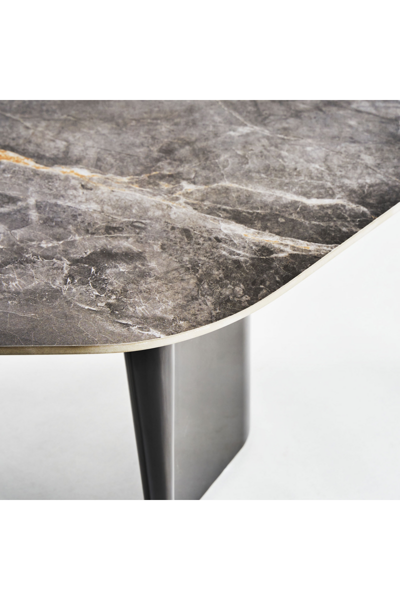 Table basse asymétrique en marbre gris | Vical Home Kalvatn | OROA.fr