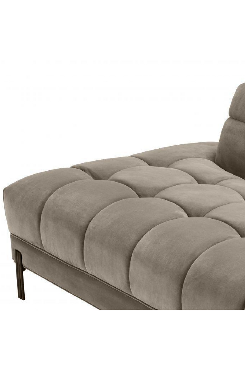 Canapé matelassé en velours taupe (droit) | Eichholtz Sienna | Meubleluxe.fr