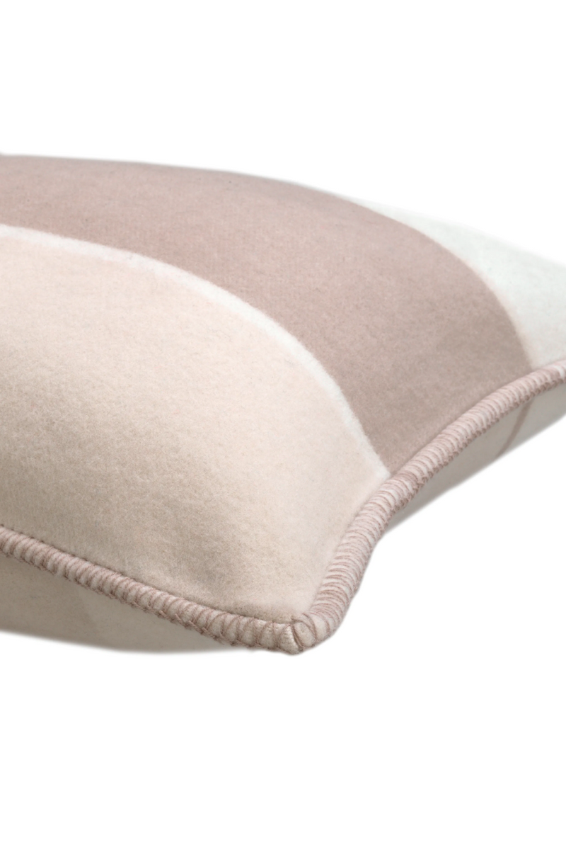 Coussin décoratif taupe en laine | Eichholtz Thana S | Meubleluxe.fr