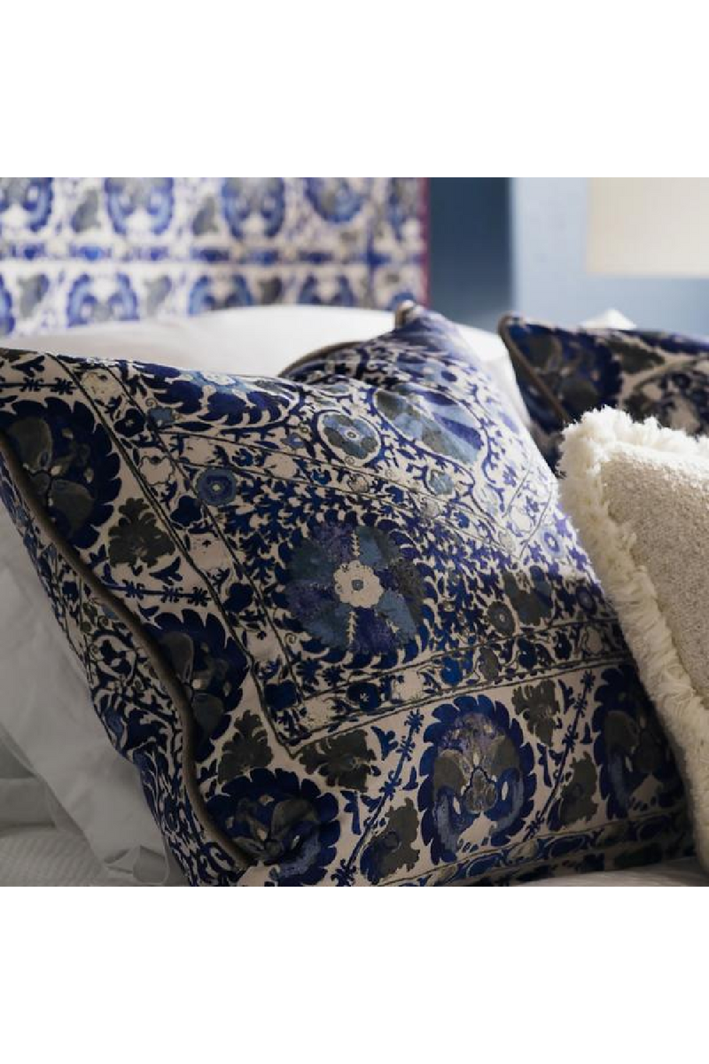 Coussin en velours vintage Suzani | Andrew Martin Iznik | Meubleluxe.fr