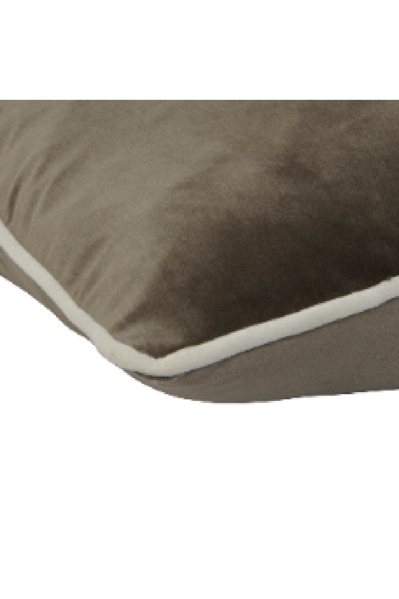 Coussin carré en velours taupe | Andrew Martin Pelham | Meubleluxe.fr