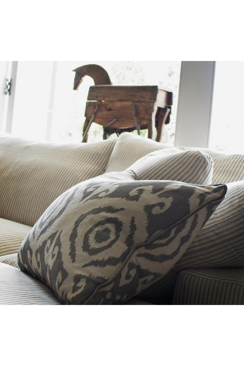 Coussin Ikat avec passepoil en velours M | Andrew Martin Volcano | Meubleluxe.fr