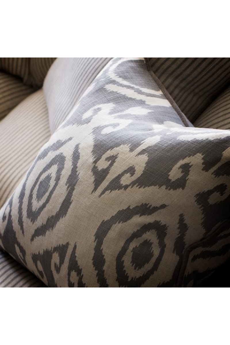 Coussin Ikat avec passepoil en velours M | Andrew Martin Volcano | Meubleluxe.fr