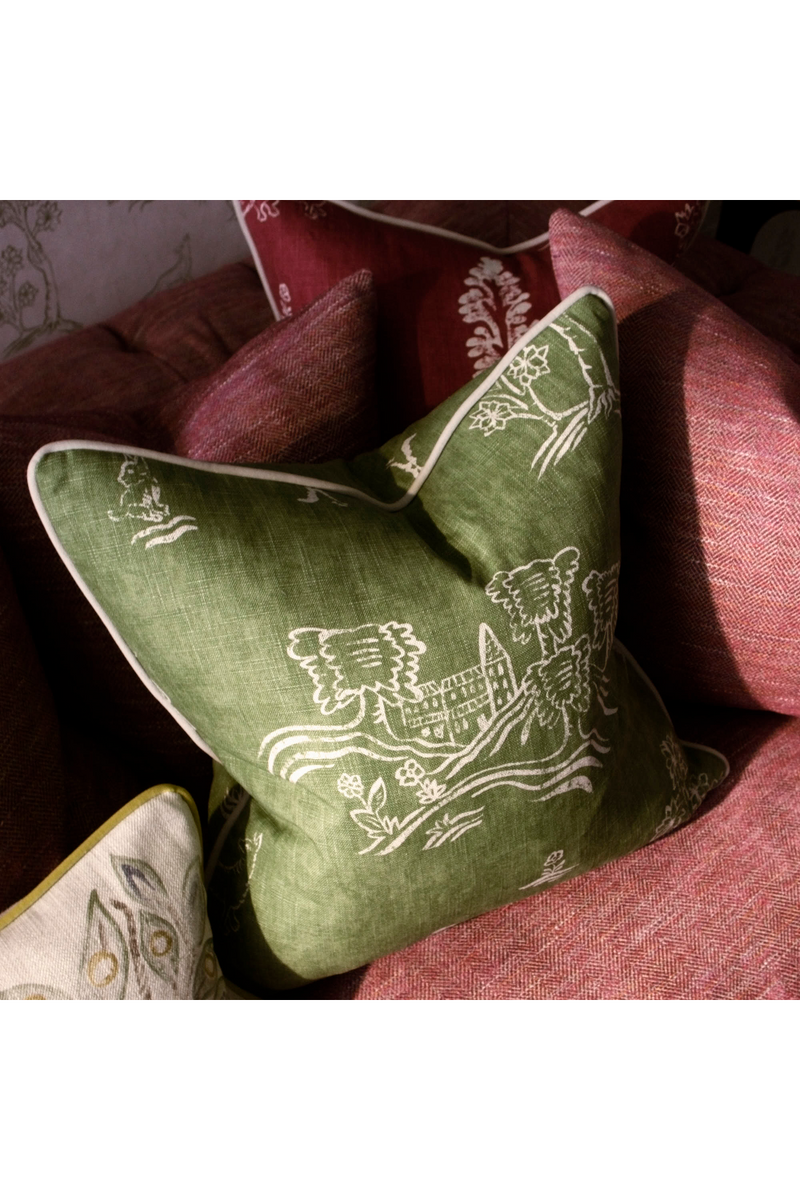 Coussin imprimé tapisserie | Andrew Martin Friendly Folk | Meubleluxe.fr