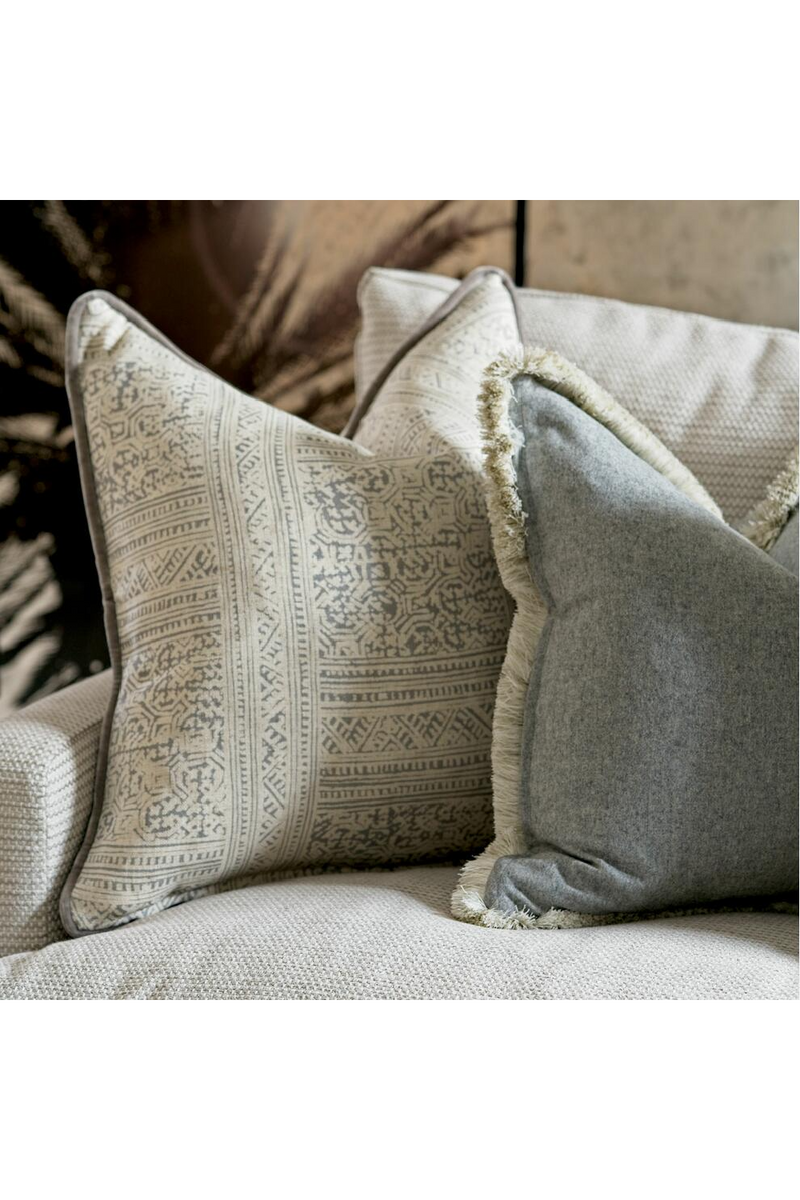 Coussin batik gris avec passepoil en velours | Andrew Martin Ostuni | Meubleluxe.fr