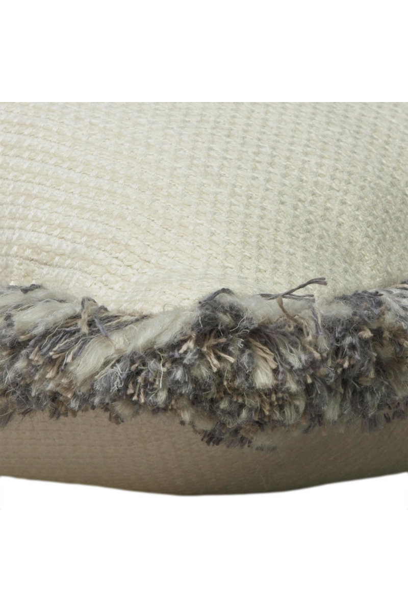 Coussin en chenille gris à franges argentées | Andrew Martin Molfetta | Meubleluxe.fr