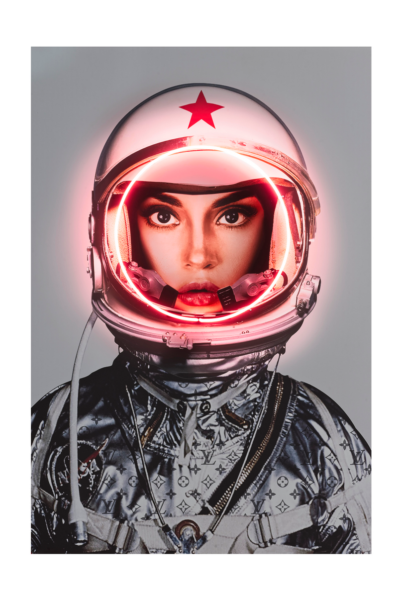 Tableau néon Argent Louis Vuitton | Andrew Martin Space Girl Logos | Meubleluxe.fr