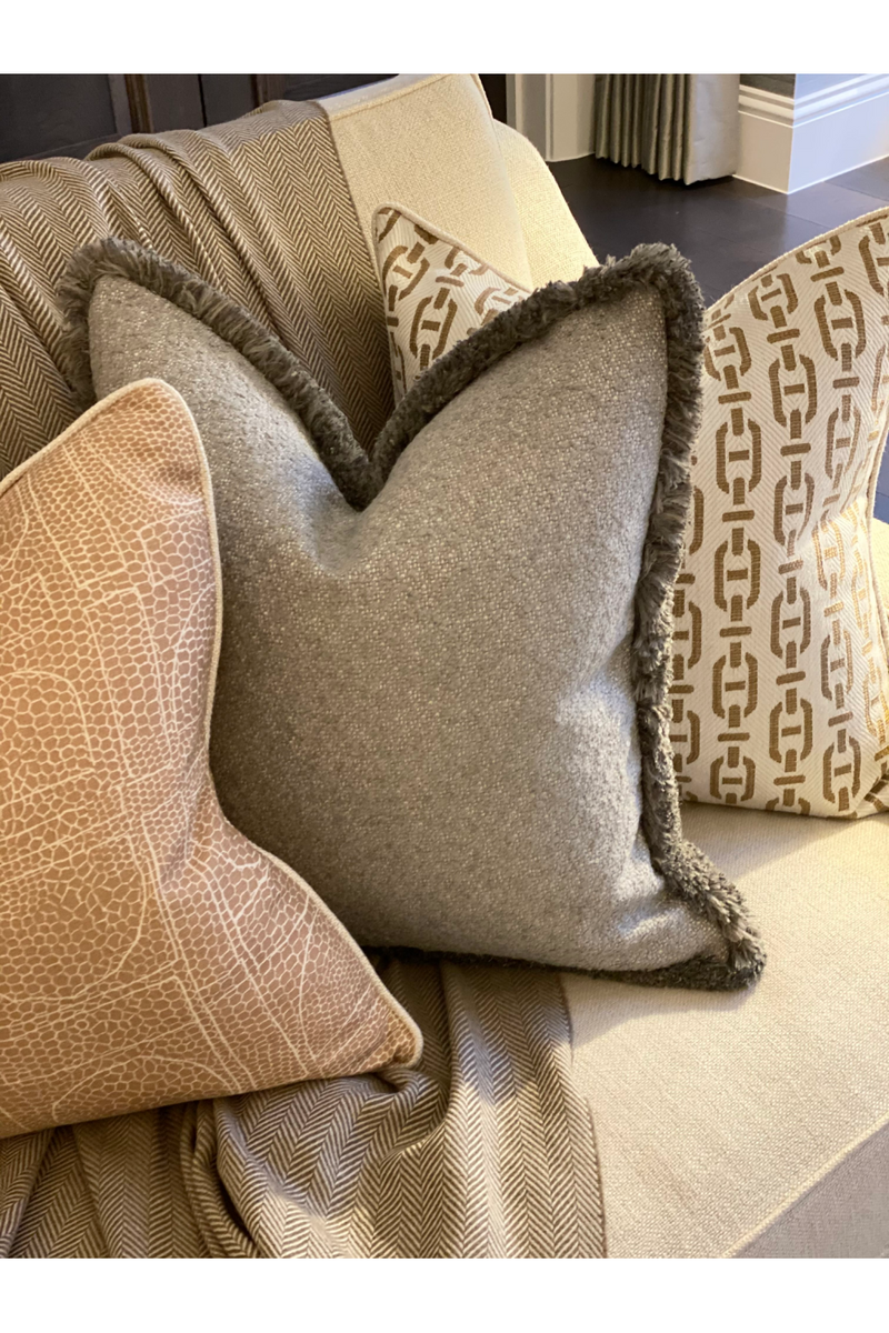 Coussin carré style bouclé gris | Andrew Martin Huntsman | Meubleluxe.fr