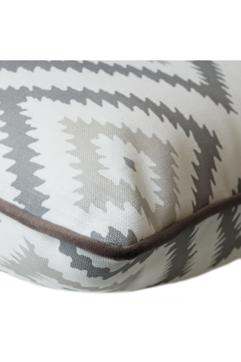 Coussin d'extérieur imprimé aux tons gris | Andrew Martin Glacier Rock | Muebleluxe.fr