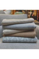 Plaid géométrique en laine et cachemire Nude | Andrew Martin Monte | Meubleluxe.fr