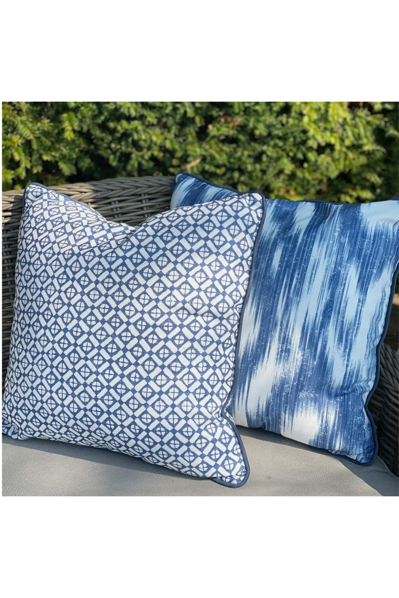 Coussin d'extérieur géométrique bleu marine | Andrew Martin Audley Navy | Meubleluxe.fr